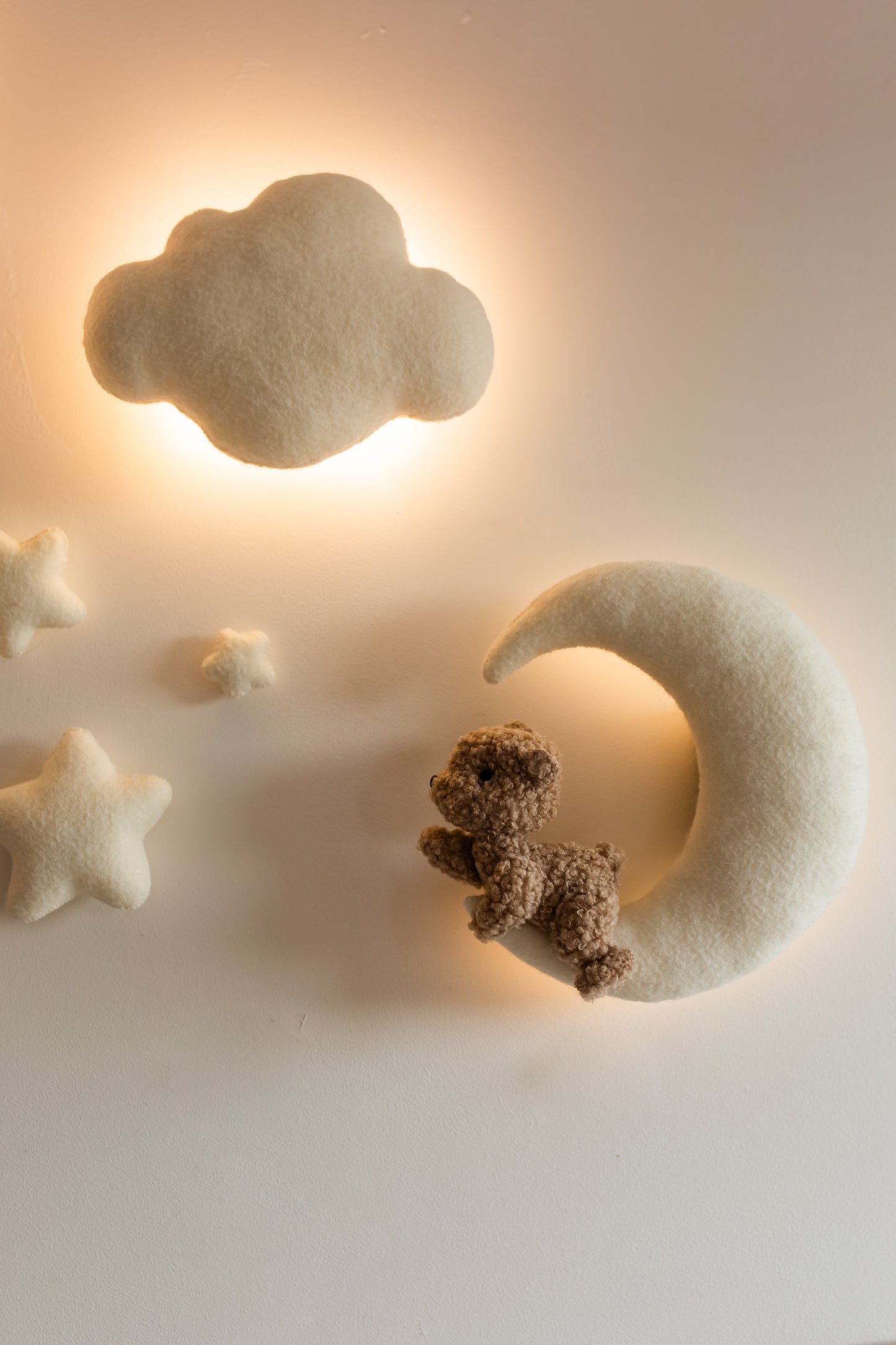 Wandleuchte mit Bären-, Wolken- und Mondmotiven fürs Kinderzimmer