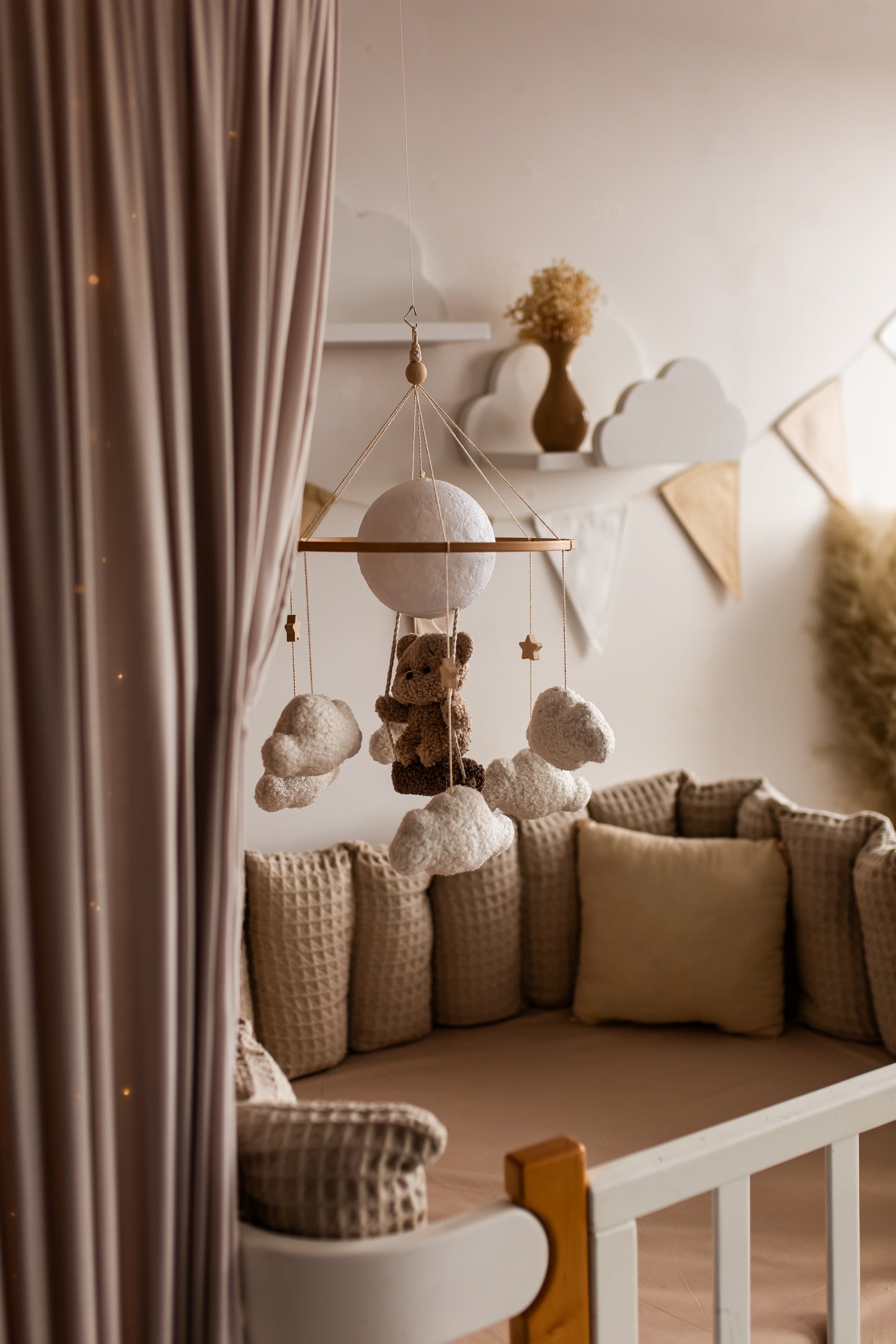 Нічник у дитячій кімнаті, ведмедик на гойдалці, мобіль для дитячого ліжечка 
