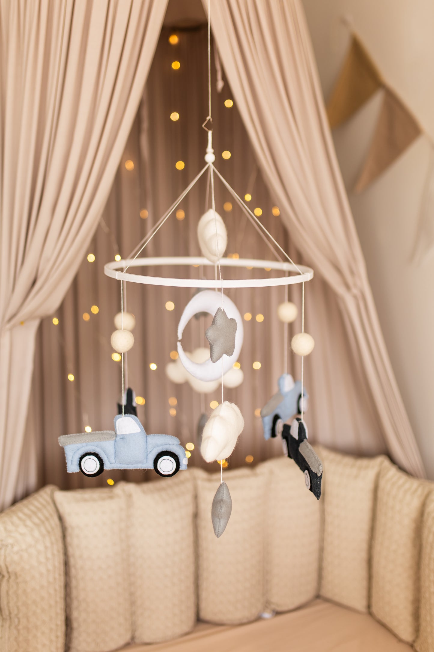 Baby-Mobile aus Filz in Autoform: Transport-Kinderzimmerdekoration 
