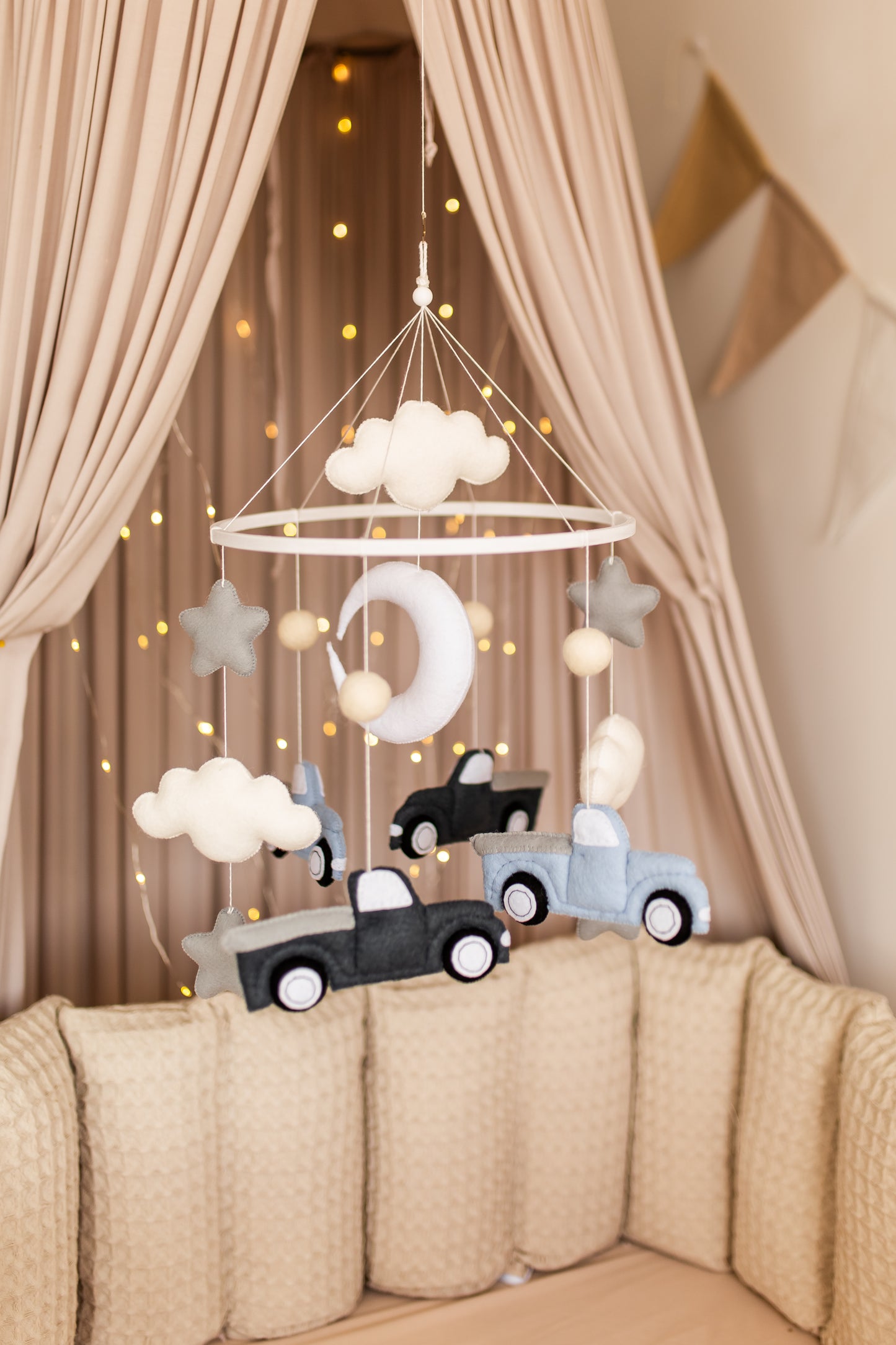 Baby-Mobile aus Filz in Autoform: Transport-Kinderzimmerdekoration 