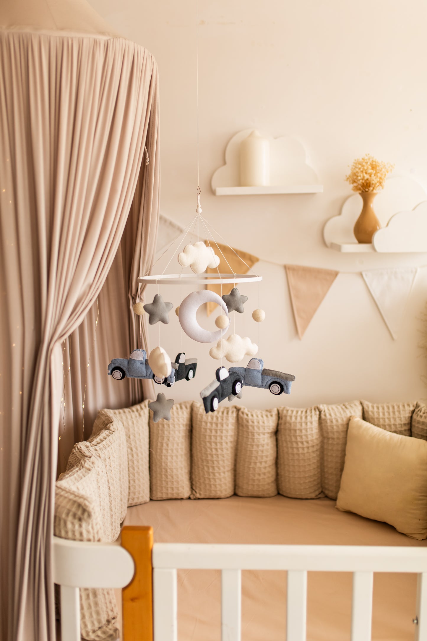 Baby-Mobile aus Filz in Autoform: Transport-Kinderzimmerdekoration 