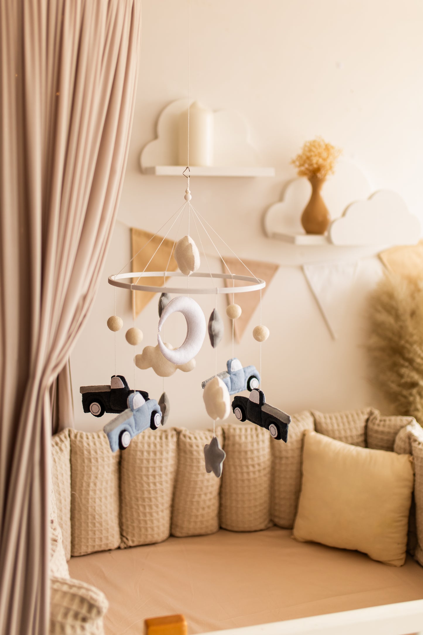 Baby-Mobile aus Filz in Autoform: Transport-Kinderzimmerdekoration 
