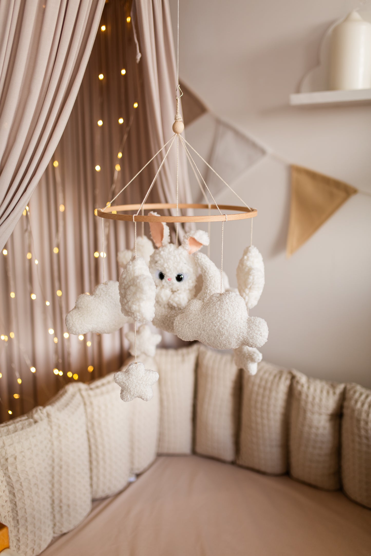 Декор дитячої мобільної кімнати "Зайчик на місяці" з букле-хмар 