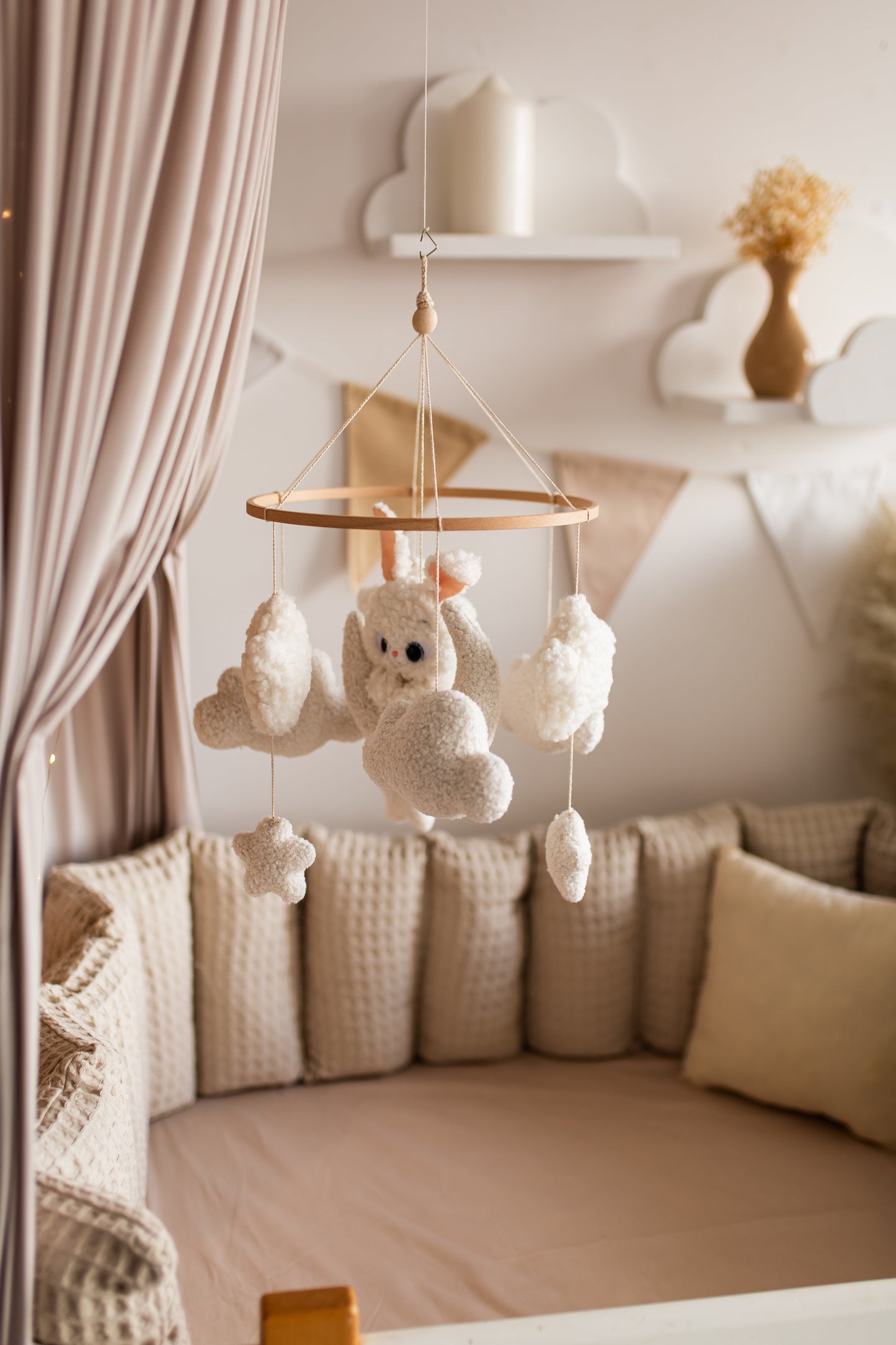 Декор дитячої мобільної кімнати "Зайчик на місяці" з букле-хмар 