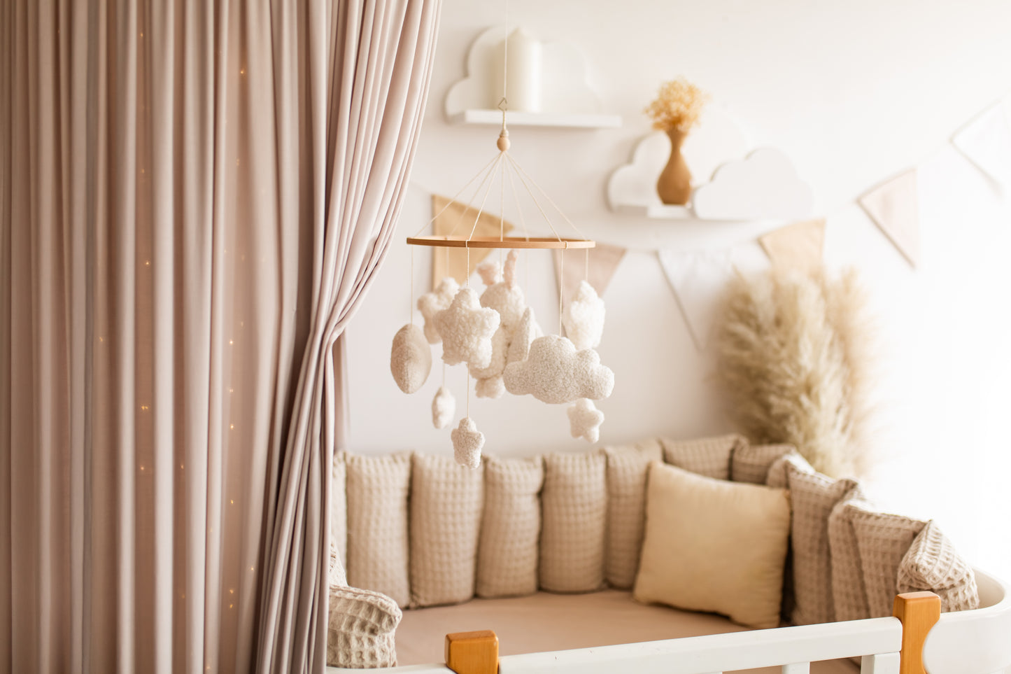 Декор дитячої мобільної кімнати "Зайчик на місяці" з букле-хмар 