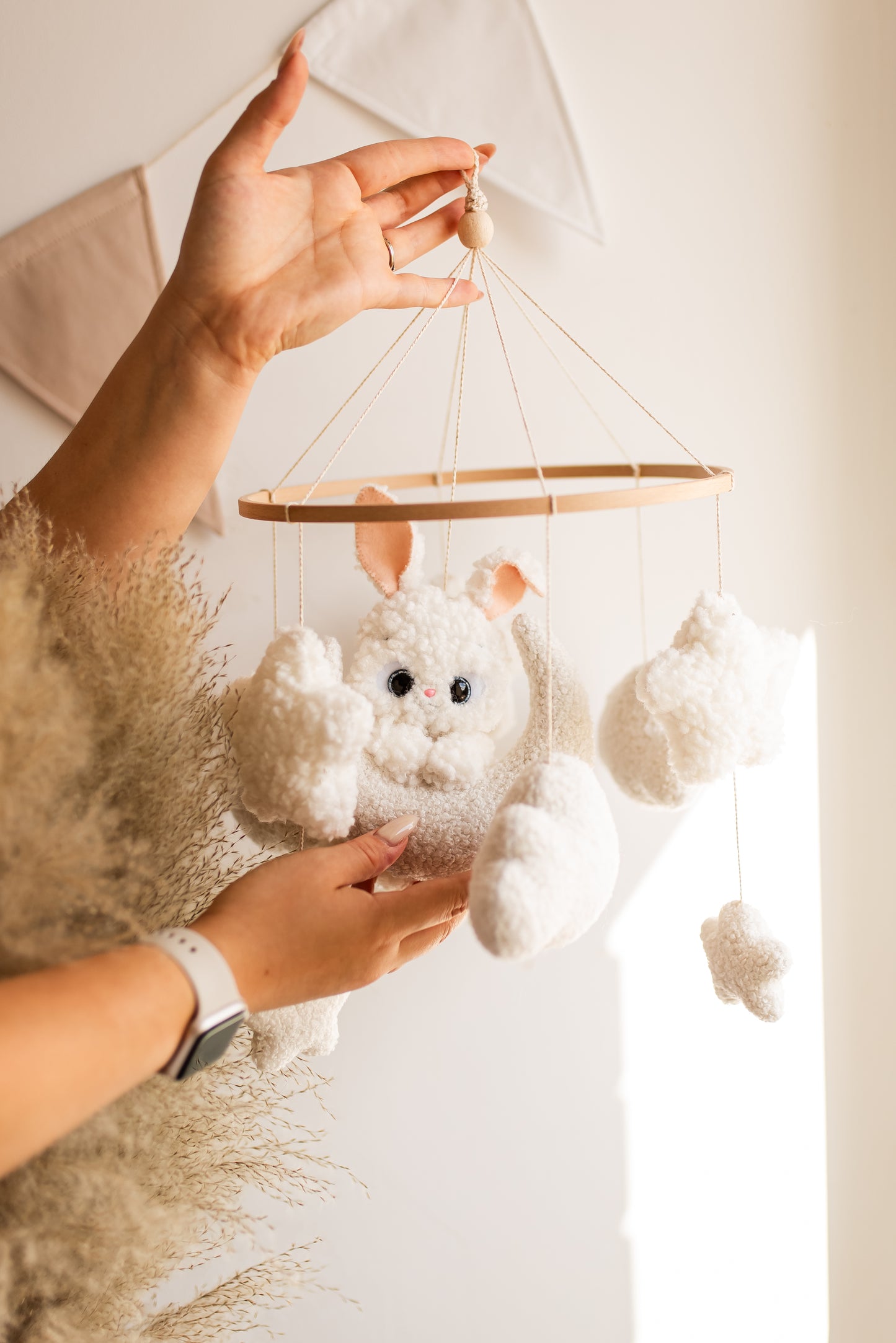 Декор дитячої мобільної кімнати "Зайчик на місяці" з букле-хмар 