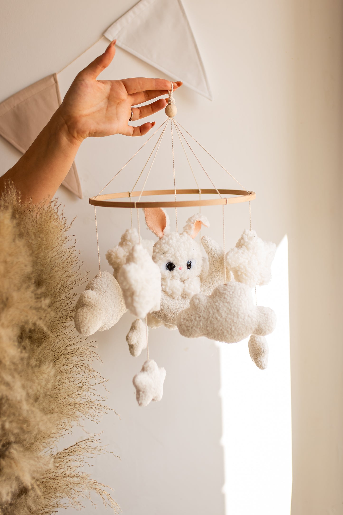 Декор дитячої мобільної кімнати "Зайчик на місяці" з букле-хмар 