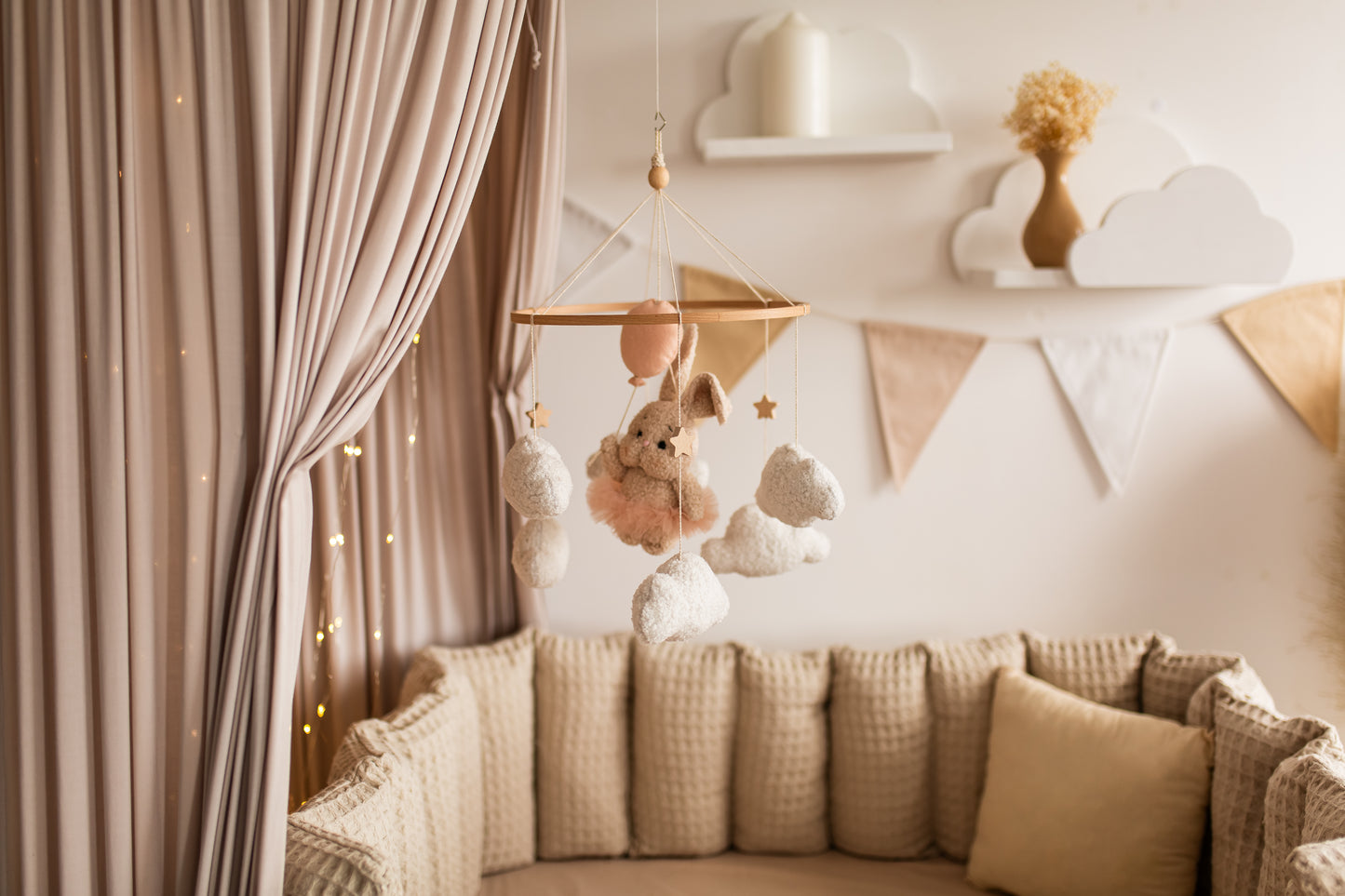 Декор дитячої кімнати з повітряних кульок у вигляді зайчика з букле для дівчинки 