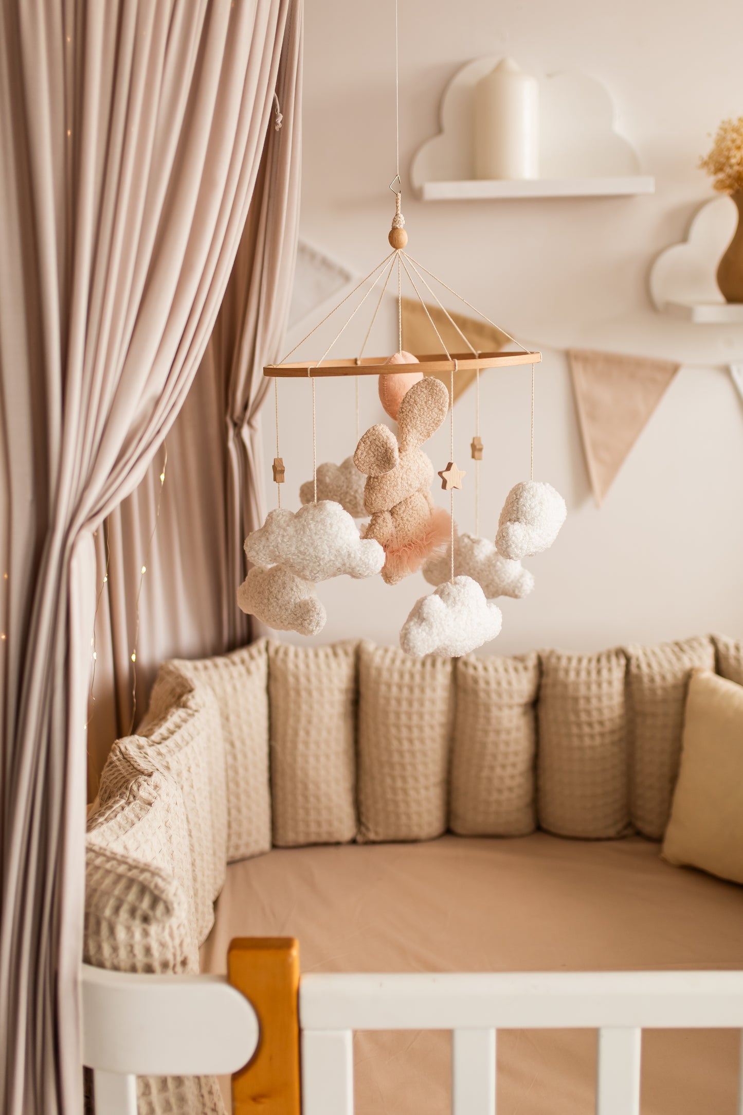 Декор дитячої кімнати з повітряних кульок у вигляді зайчика з букле для дівчинки 