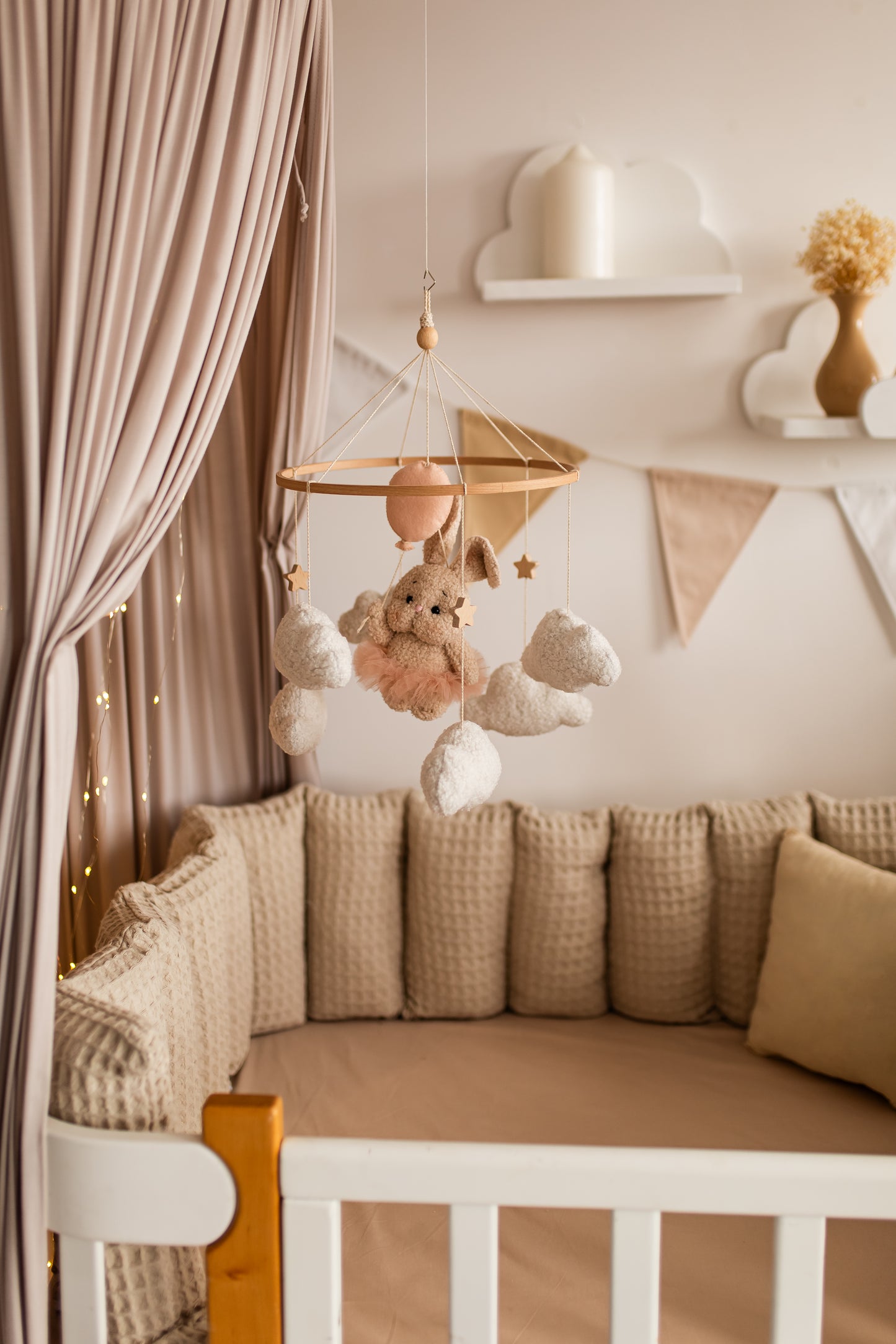 Декор дитячої кімнати з повітряних кульок у вигляді зайчика з букле для дівчинки 