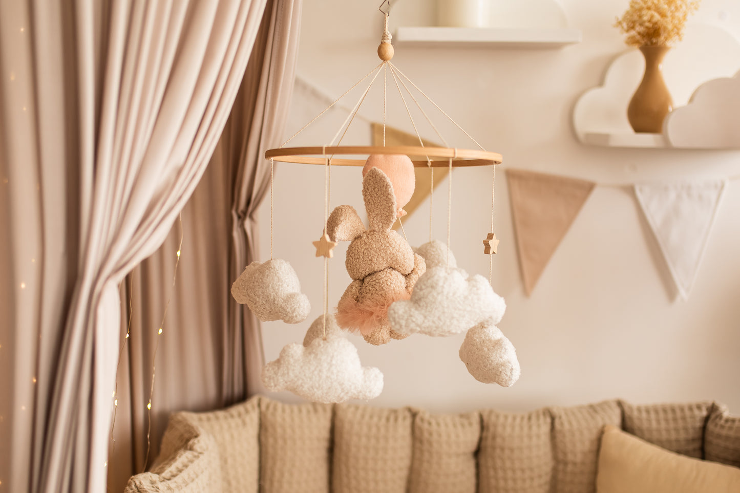 Декор дитячої кімнати з повітряних кульок у вигляді зайчика з букле для дівчинки 