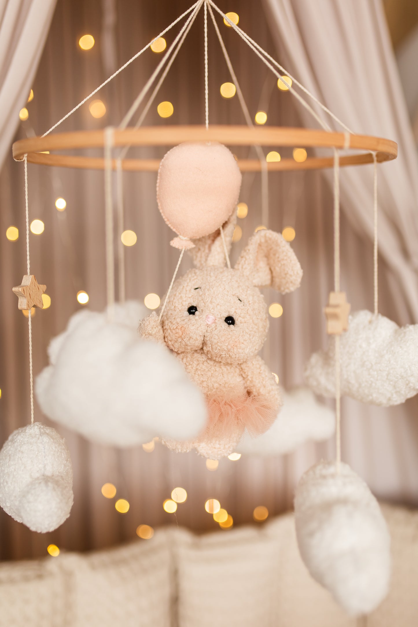 Декор дитячої кімнати з повітряних кульок у вигляді зайчика з букле для дівчинки 