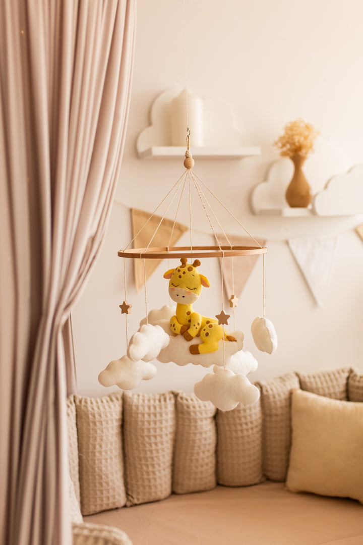 Schläfriges Giraffen-Baby-Mobile – Safari-Mobile fürs Kinderzimmer mit Wolken