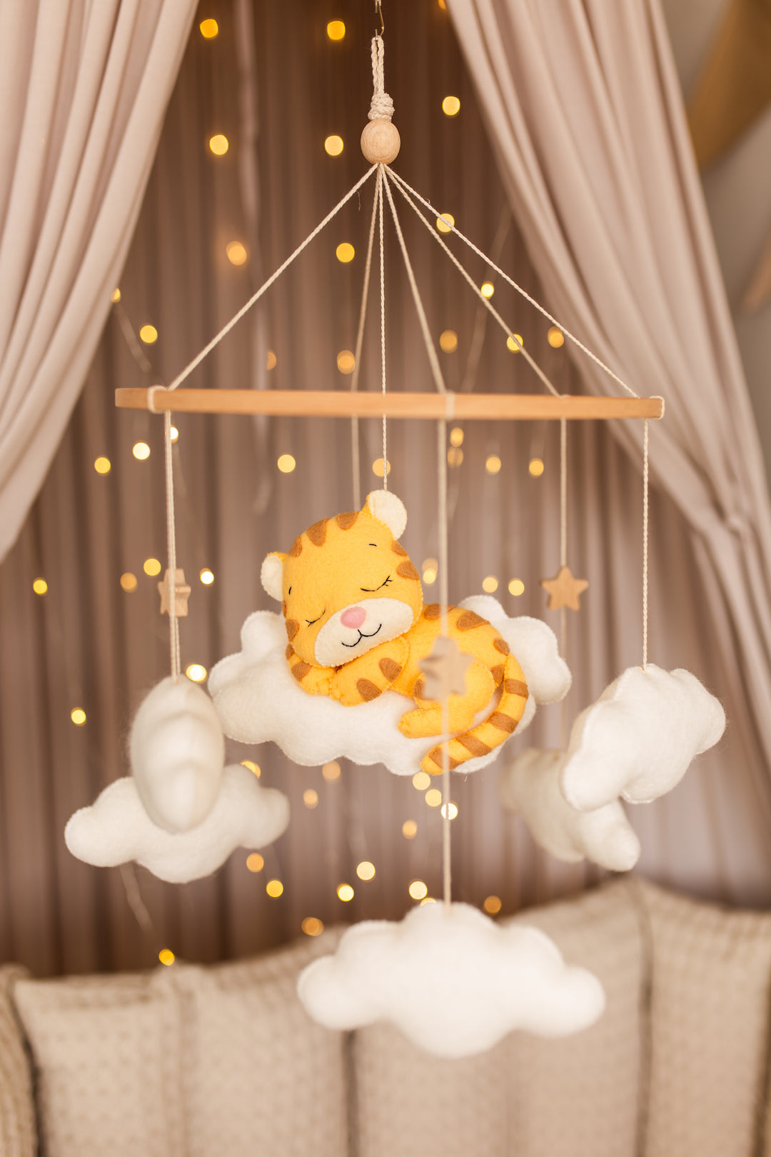 Schläfriges Tiger-Baby-Mobile – Safari-Babyzimmer-Mobile mit Wolken