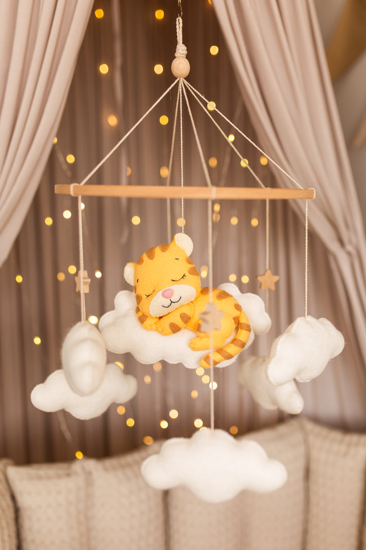 Schläfriges Tiger-Baby-Mobile – Safari-Babyzimmer-Mobile mit Wolken