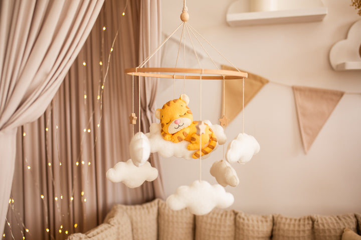 Schläfriges Tiger-Baby-Mobile – Safari-Babyzimmer-Mobile mit Wolken