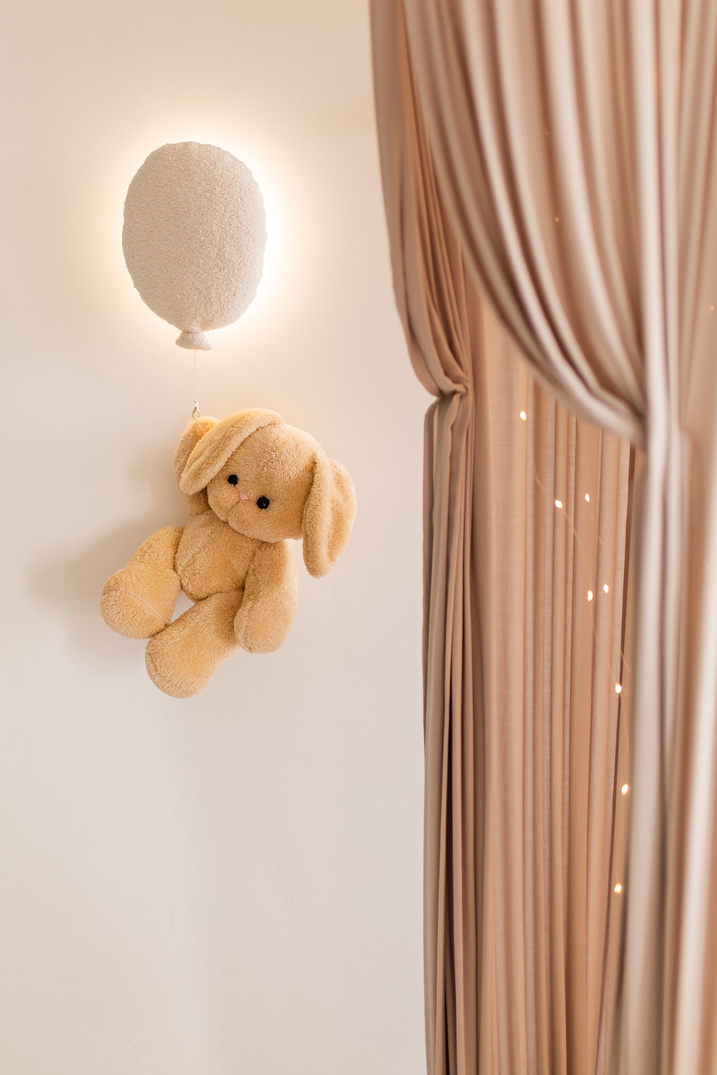 Нічник з повітряними кульками та іграшкою-зайчиком персикового кольору 