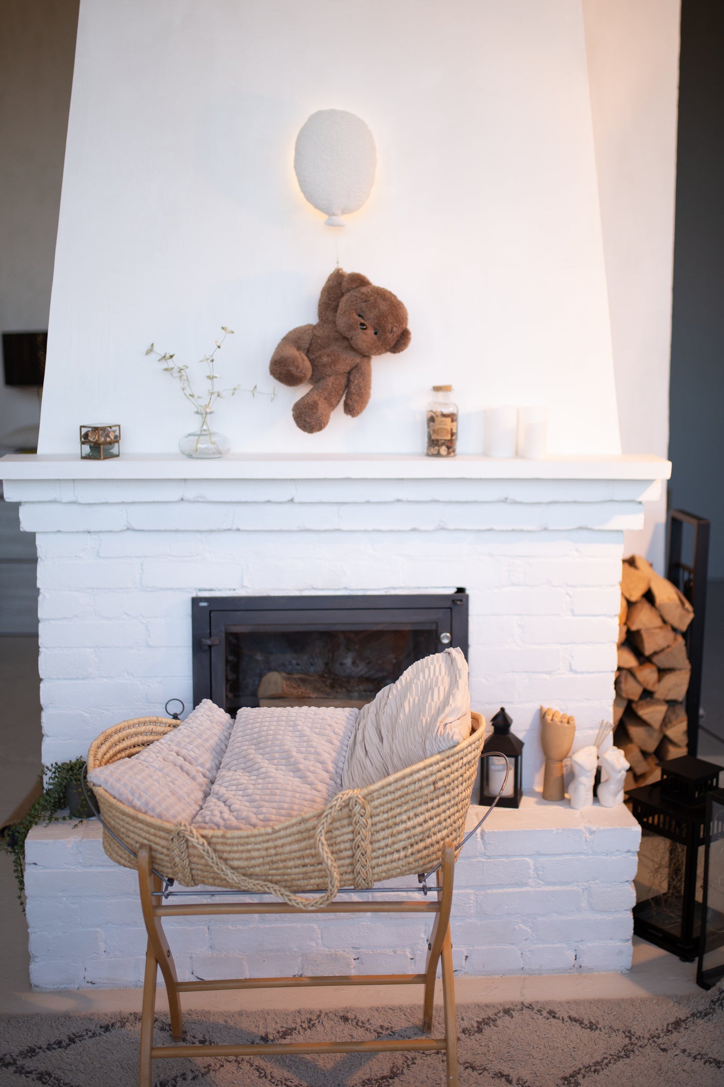 Нічник з повітряними кульками та бурим ведмедем 