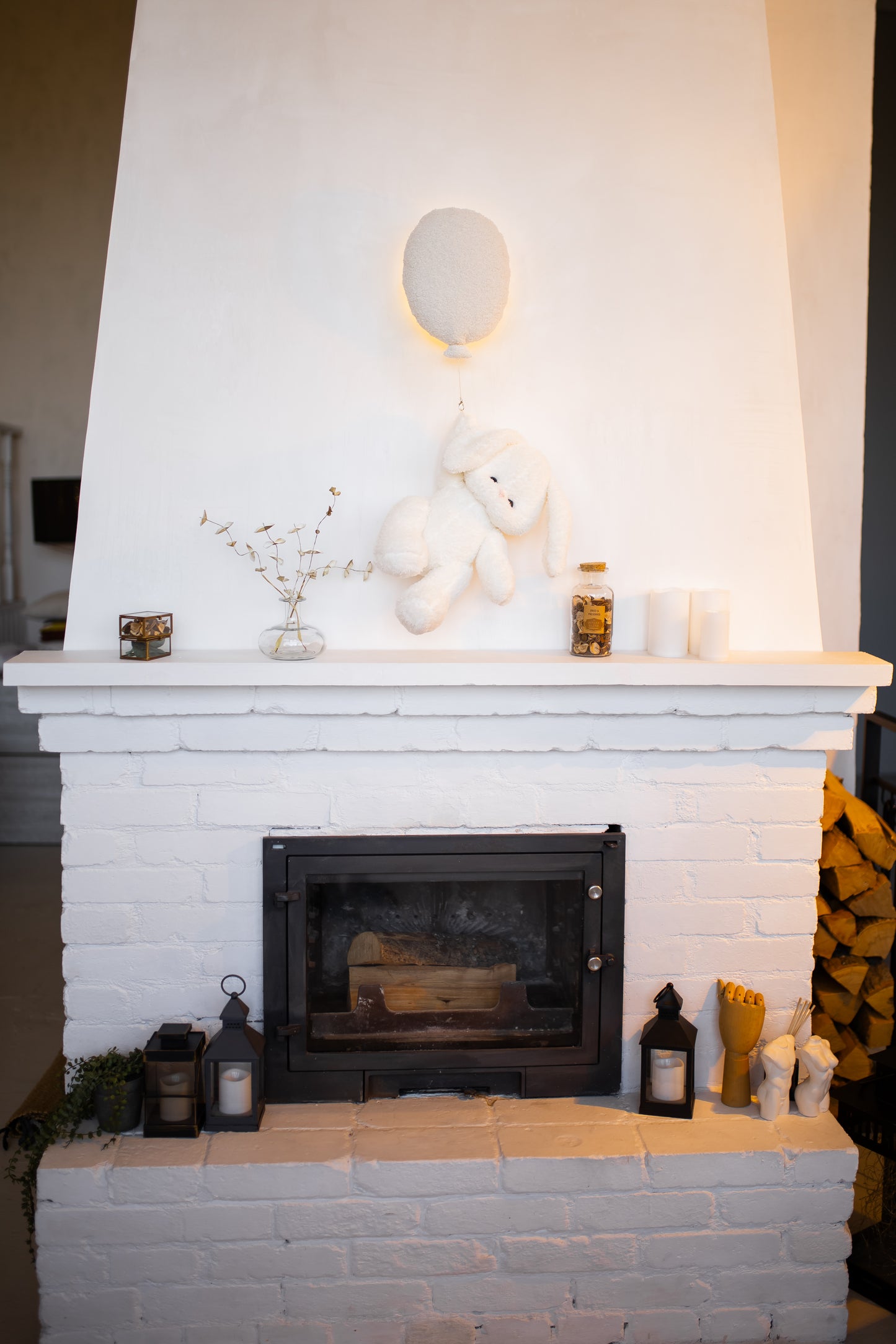 Нічник з повітряними кульками та білою іграшкою-зайчиком 