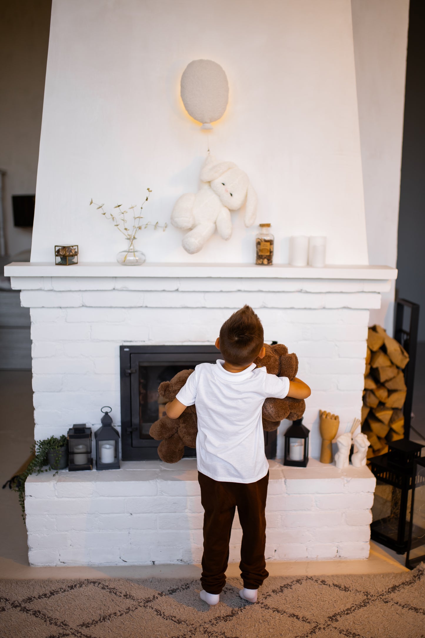 Нічник з повітряними кульками та білою іграшкою-зайчиком 