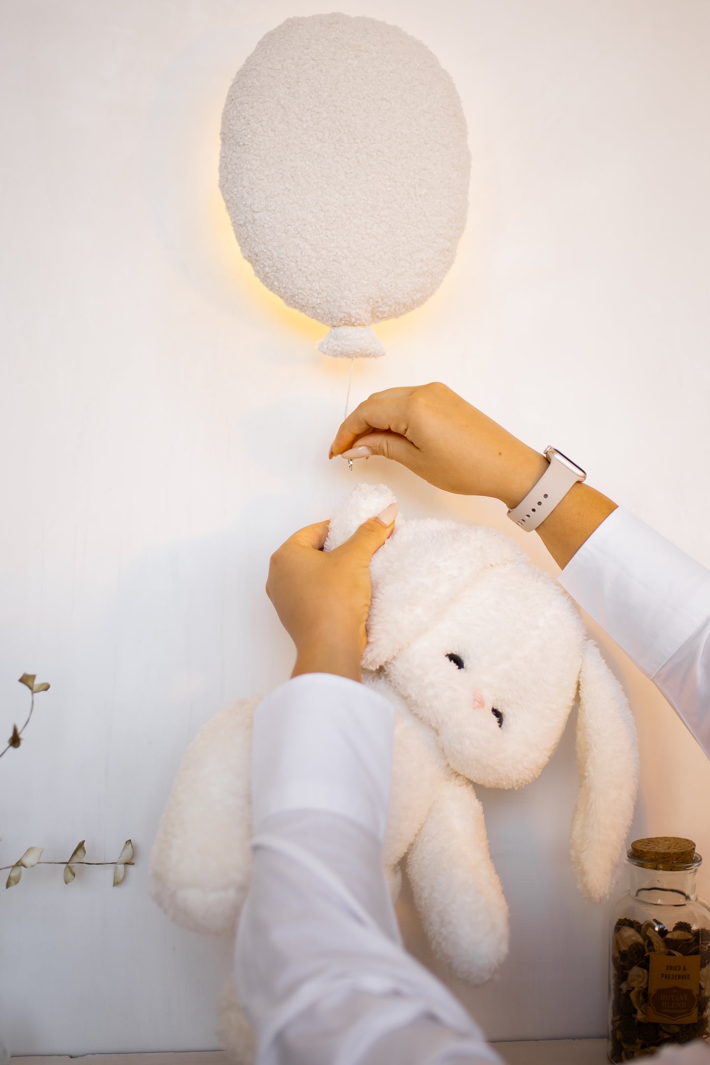 Нічник з повітряними кульками та білою іграшкою-зайчиком 