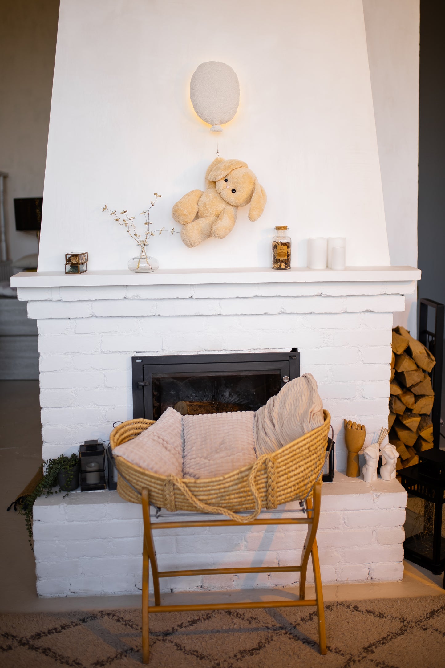 Нічник з повітряними кульками та іграшкою-зайчиком персикового кольору 