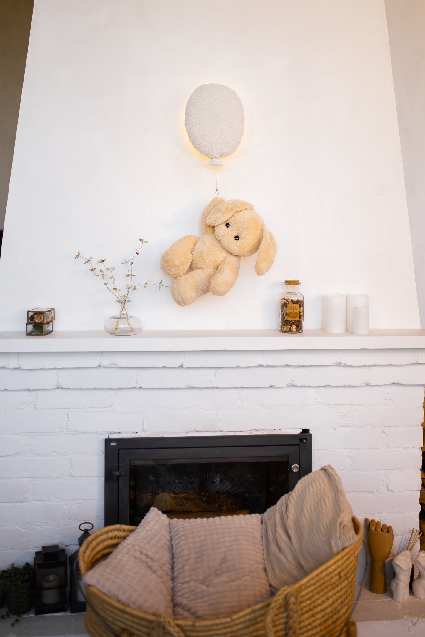 Нічник з повітряними кульками та іграшкою-зайчиком персикового кольору 