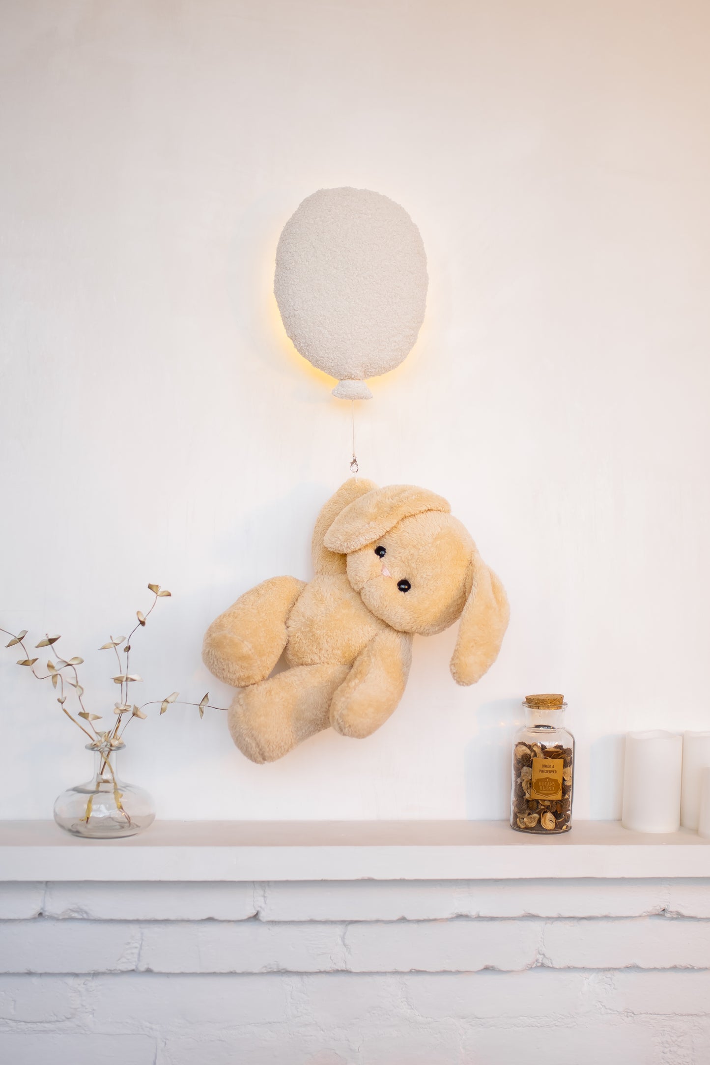 Нічник з повітряними кульками та іграшкою-зайчиком персикового кольору 