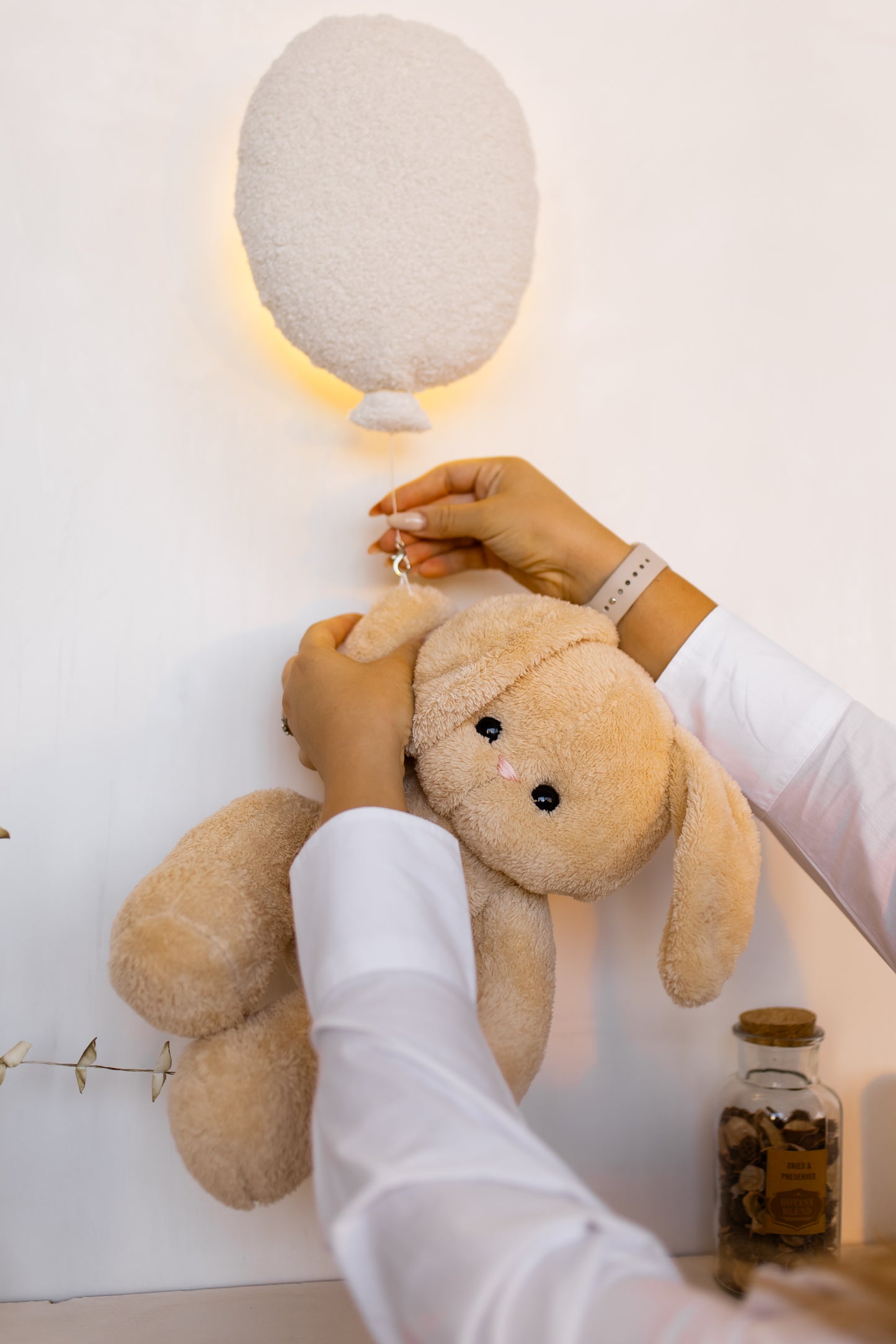 Нічник з повітряними кульками та іграшкою-зайчиком персикового кольору 