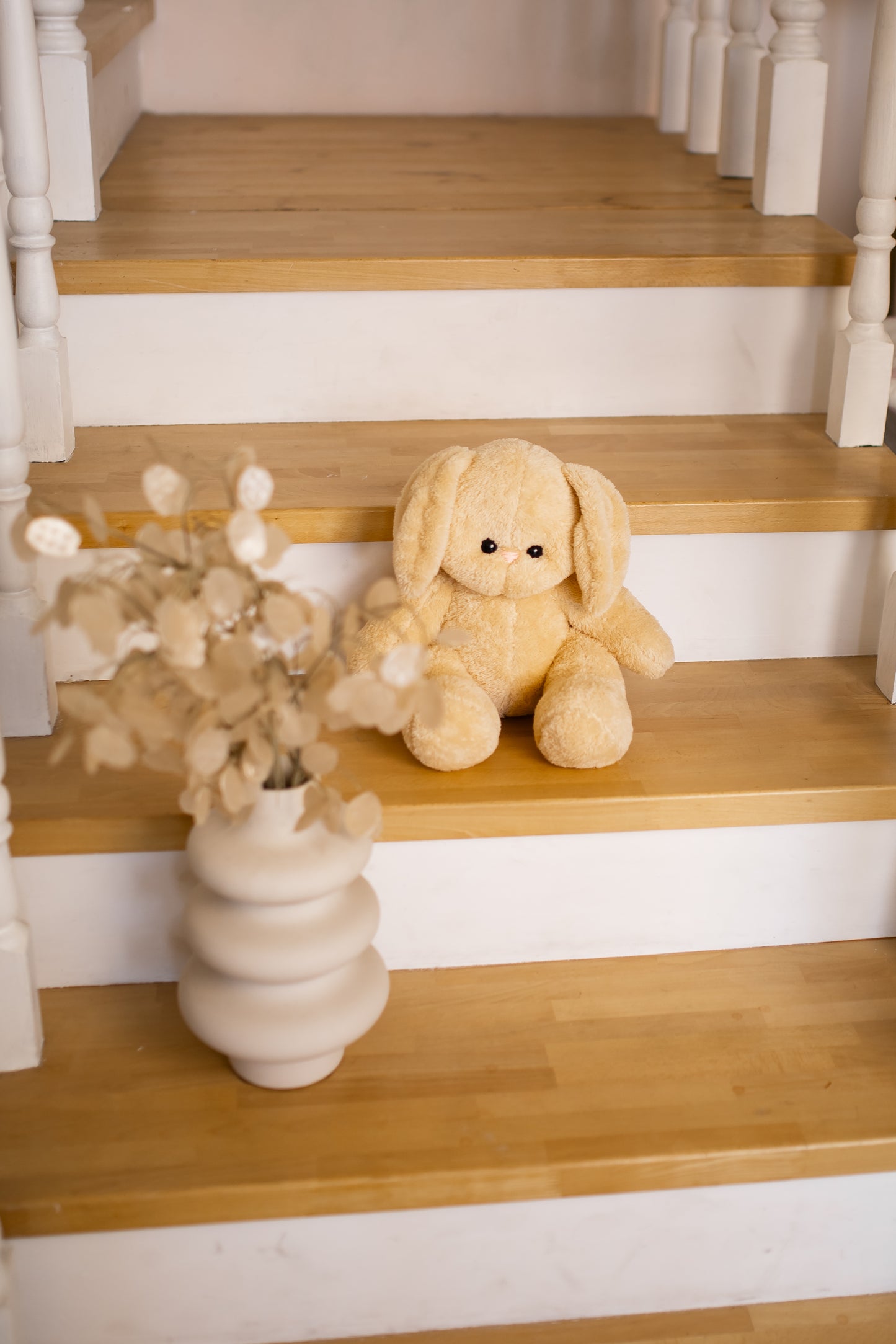 Нічник з повітряними кульками та іграшкою-зайчиком персикового кольору 