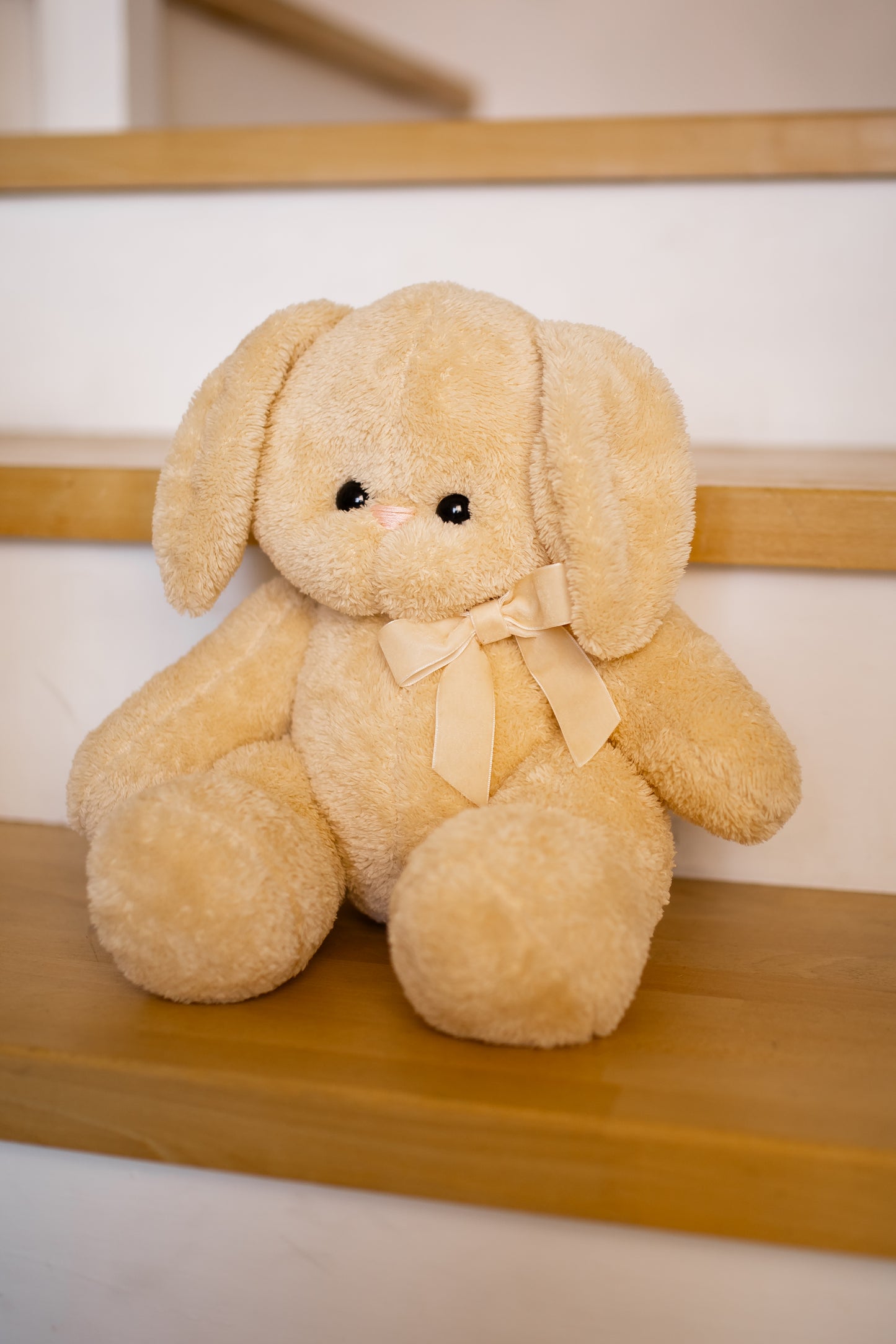 Нічник з повітряними кульками та іграшкою-зайчиком персикового кольору 