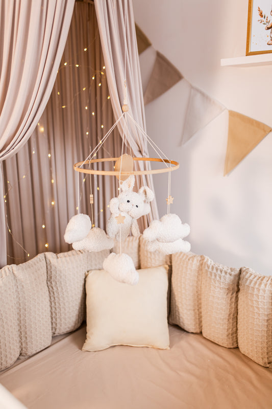 Декор дитячої кімнати з повітряних кульок, зайчика та букле-хмарин 