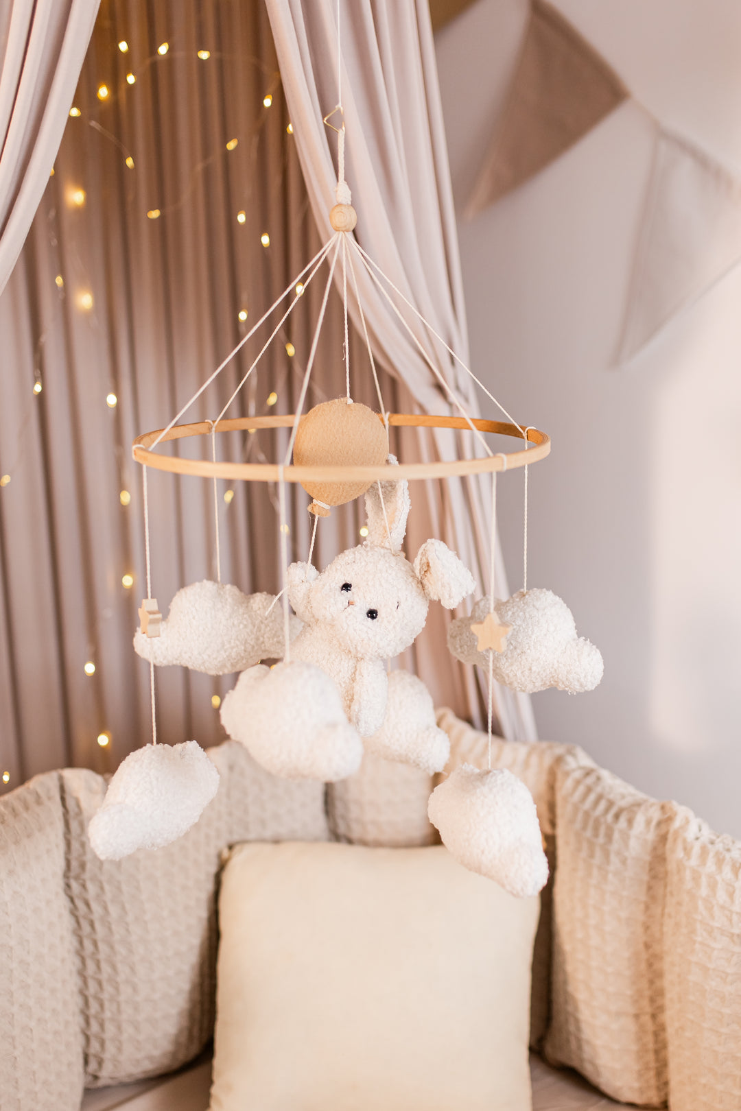 Mobile mit Ballonhase und Bouclé-Wolken fürs Kinderzimmer 