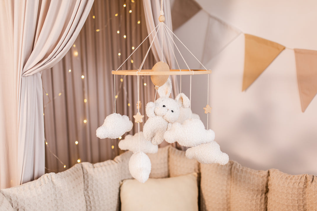 Mobile mit Ballonhase und Bouclé-Wolken fürs Kinderzimmer 