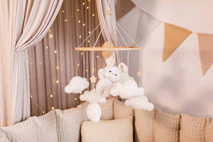 Mobile mit Ballonhase und Bouclé-Wolken fürs Kinderzimmer 