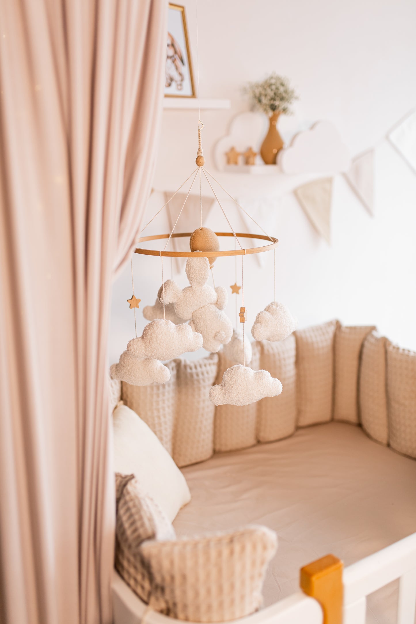 Декор дитячої кімнати з повітряних кульок, зайчика та букле-хмарин 