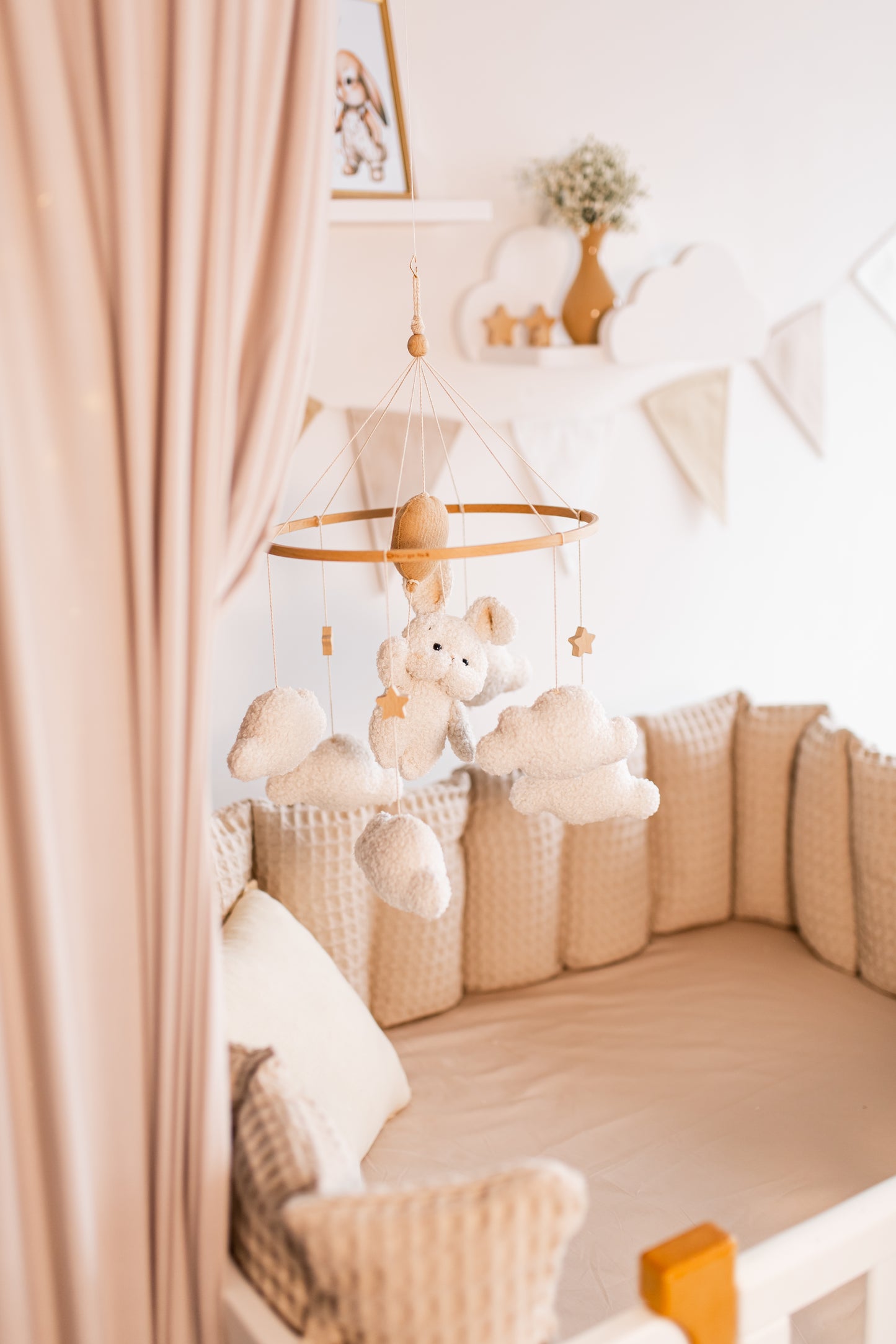 Декор дитячої кімнати з повітряних кульок, зайчика та букле-хмарин 