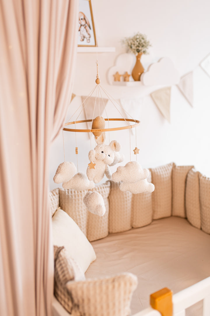 Mobile mit Ballonhase und Bouclé-Wolken fürs Kinderzimmer 