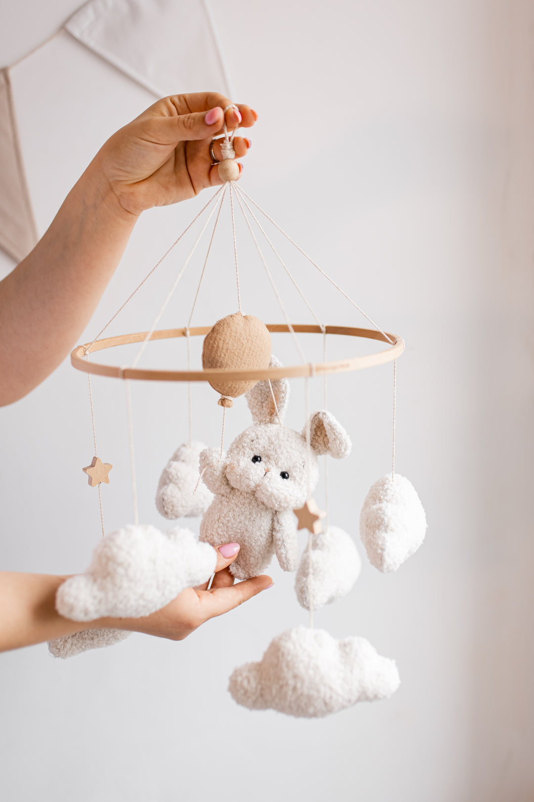 Mobile mit Ballonhase und Bouclé-Wolken fürs Kinderzimmer 