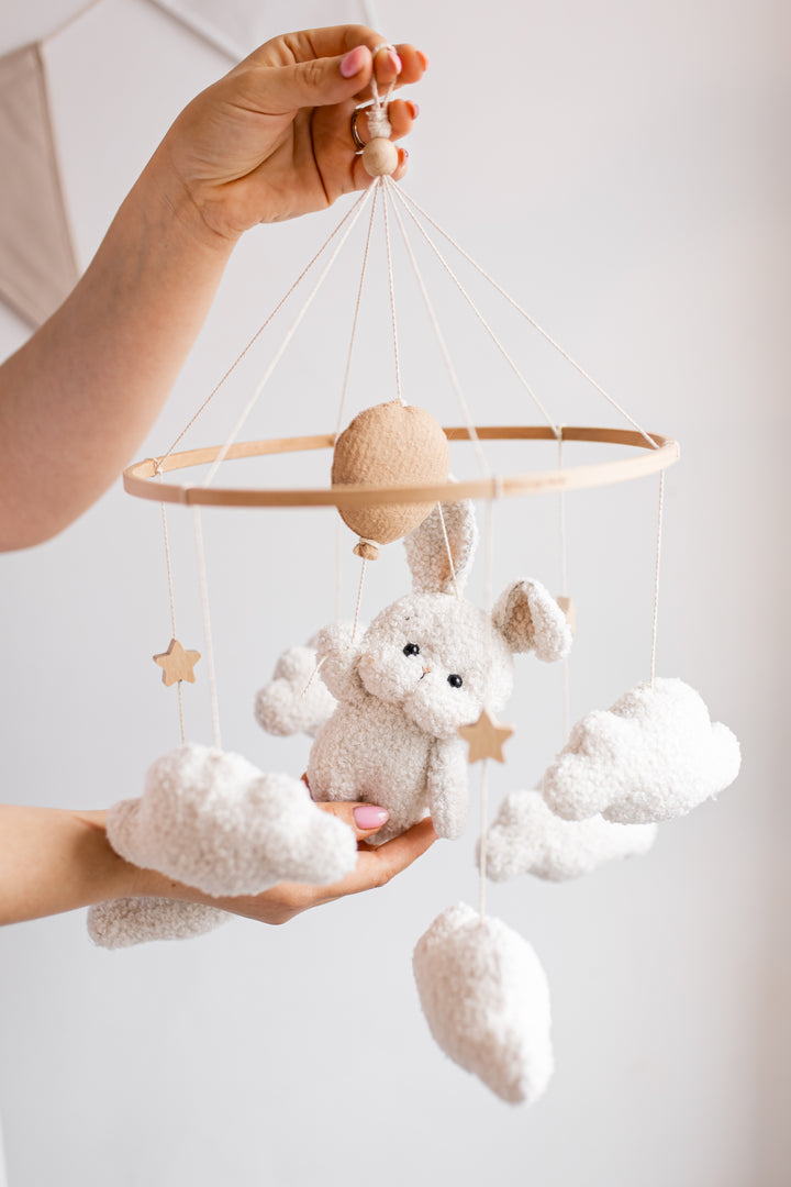 Mobile mit Ballonhase und Bouclé-Wolken fürs Kinderzimmer 